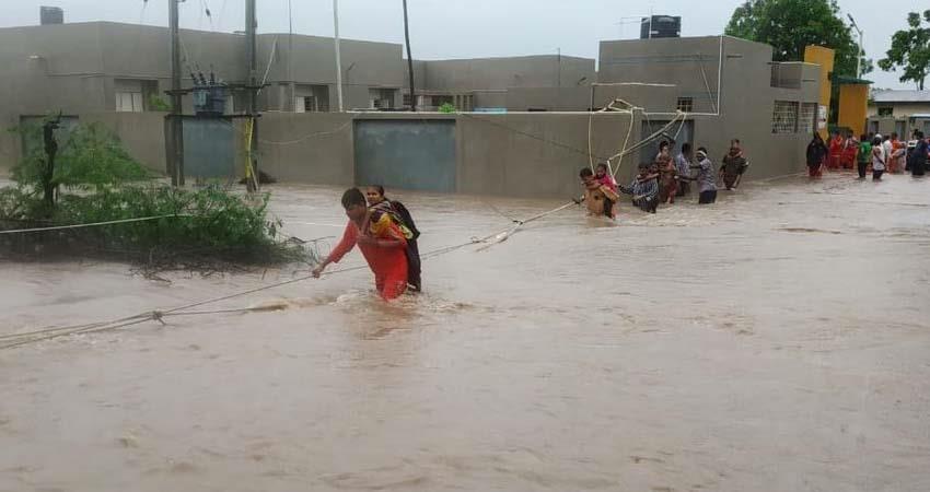 देश के कई राज्यों में बारिश का कहर, 100 से अधिक लोगों की गई जान देश के कई राज्यों में बारिश का कहर, 100 से अधिक लोगों की गई जान